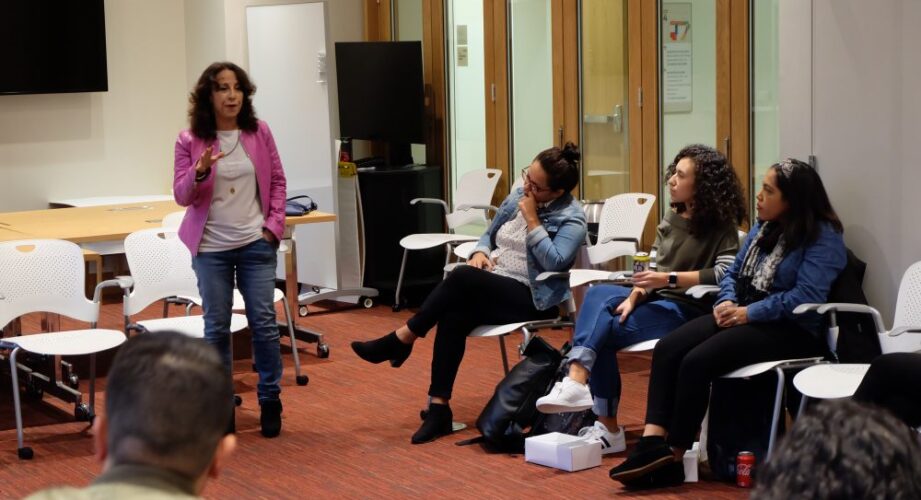 Maria Hinojosa leads a seminar at the Shorenstein Center. (Susan Mahoney)